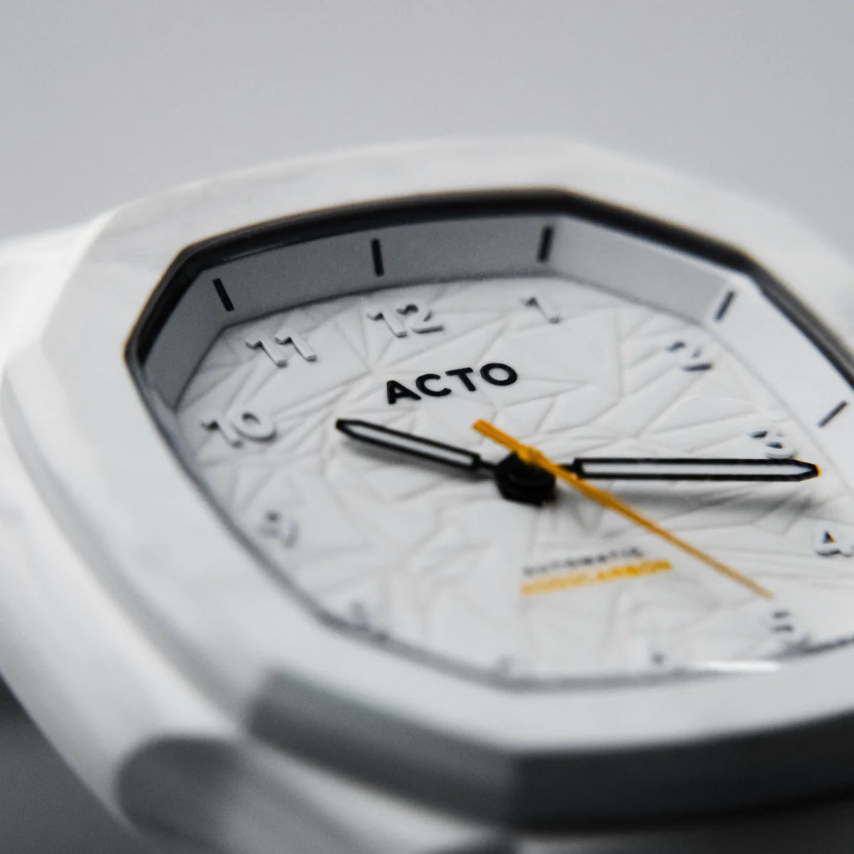 A003CARBON WHITE - BY ERICH SHIBATA